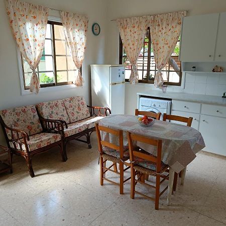 The Grapevine Guest House Пафос Екстериор снимка