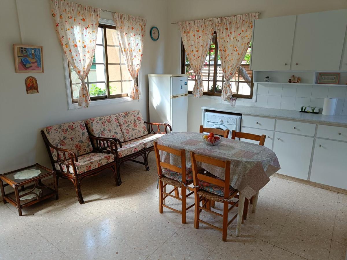 The Grapevine Guest House Пафос Екстериор снимка