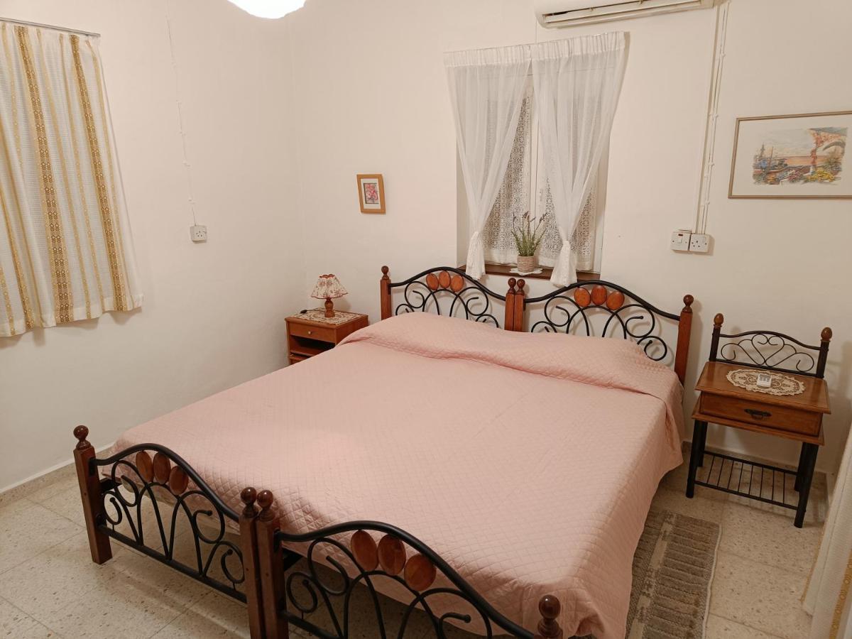 The Grapevine Guest House Пафос Екстериор снимка